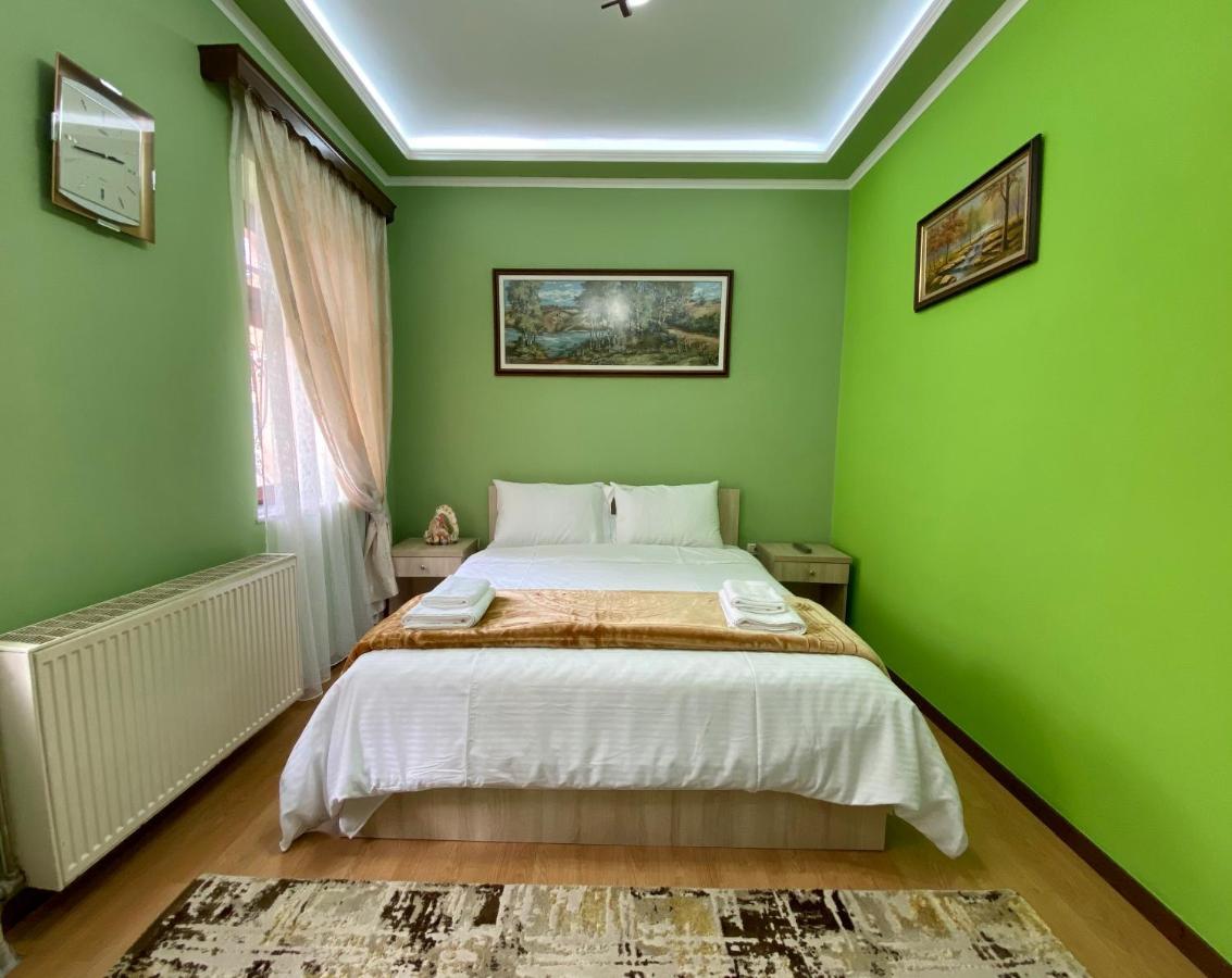 Vila A Hotel Корча Екстериор снимка