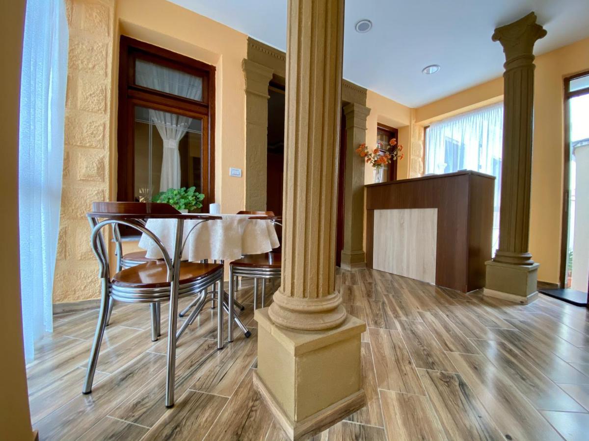 Vila A Hotel Корча Екстериор снимка