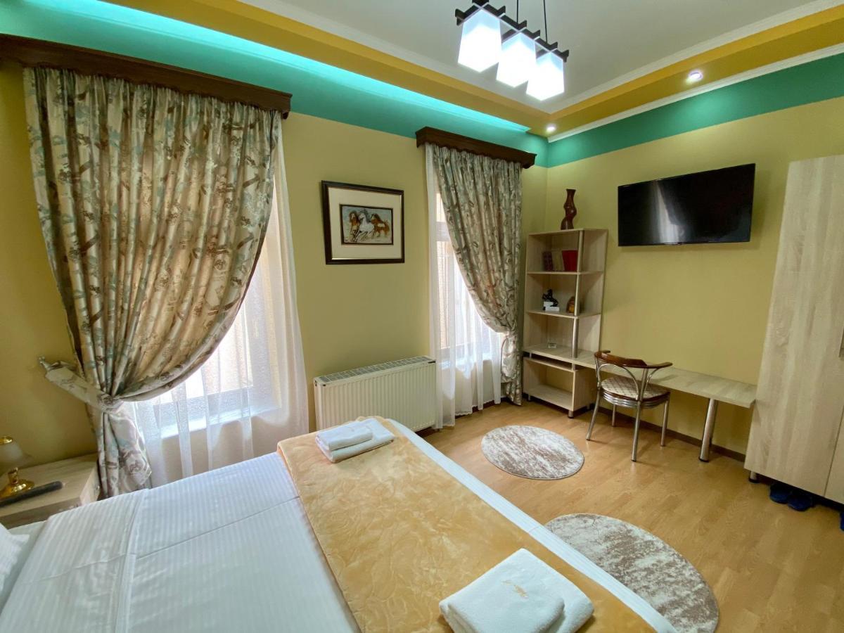 Vila A Hotel Корча Екстериор снимка