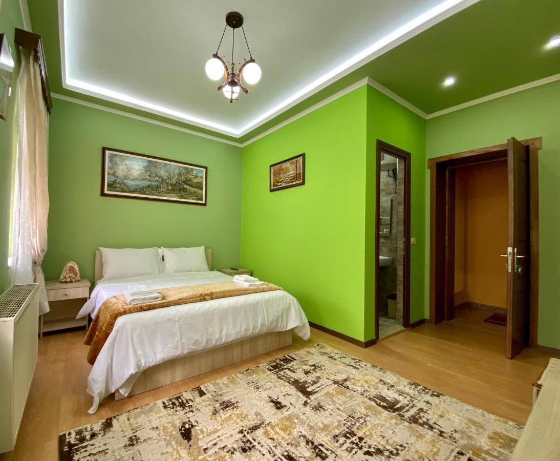 Vila A Hotel Корча Екстериор снимка