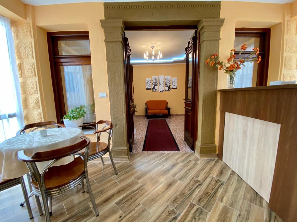 Vila A Hotel Корча Екстериор снимка