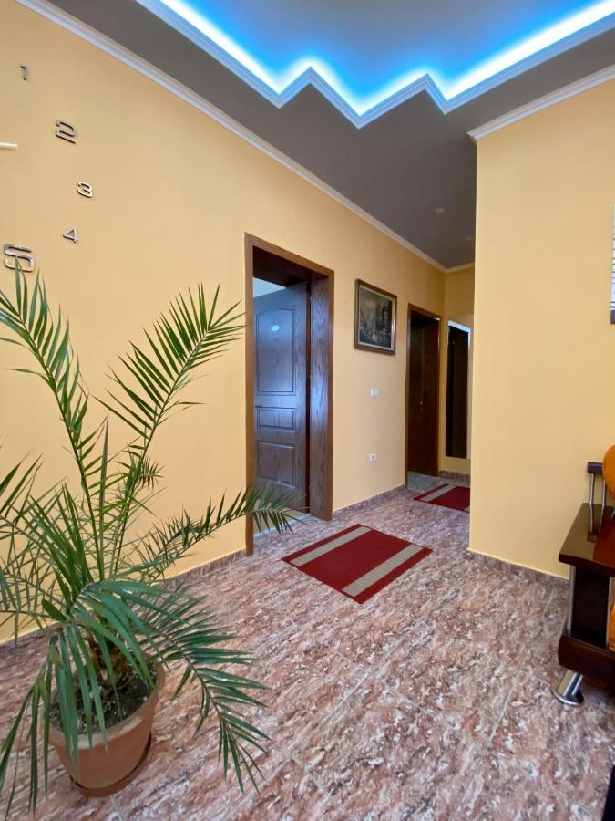 Vila A Hotel Корча Екстериор снимка