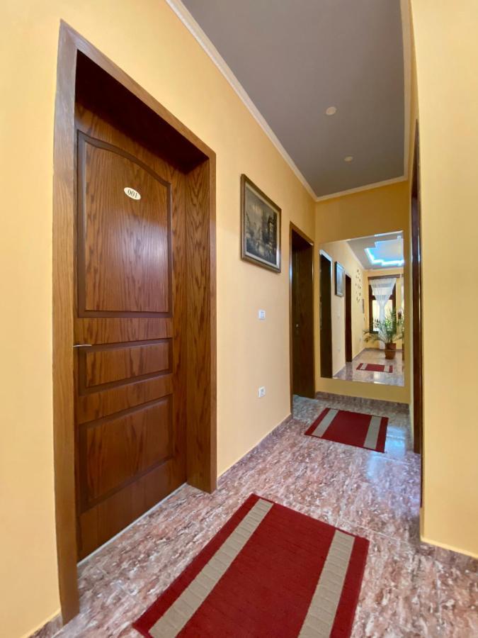 Vila A Hotel Корча Екстериор снимка