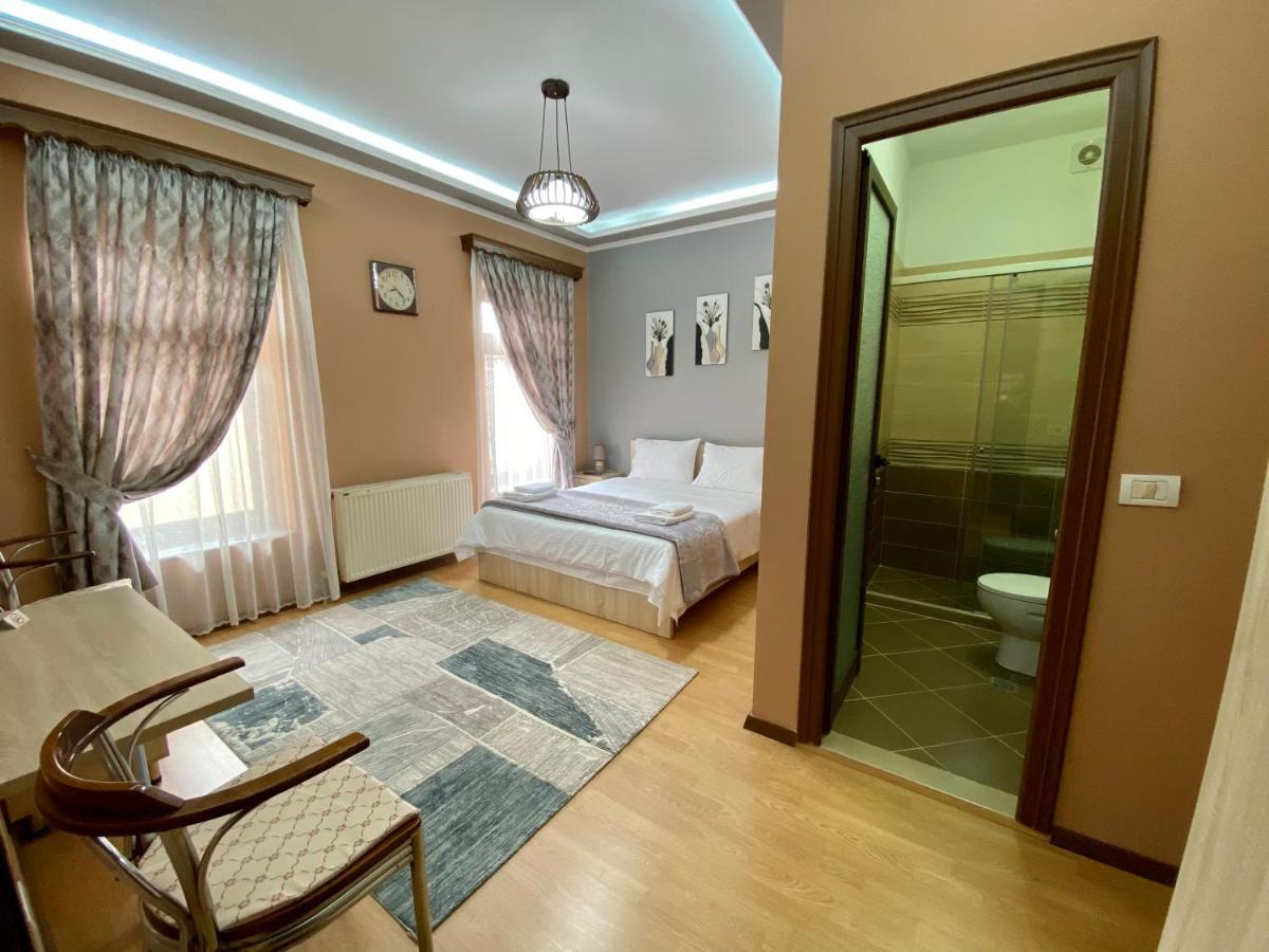 Vila A Hotel Корча Екстериор снимка