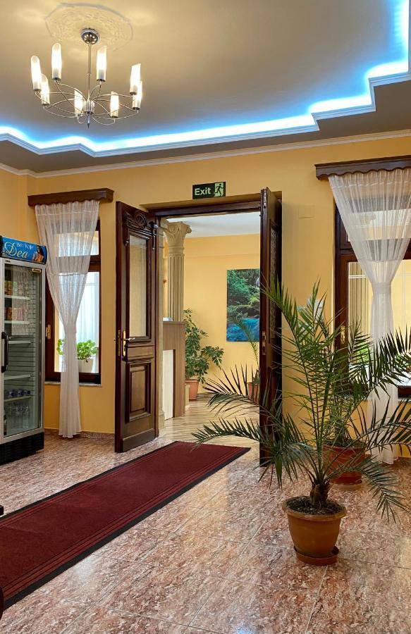 Vila A Hotel Корча Екстериор снимка