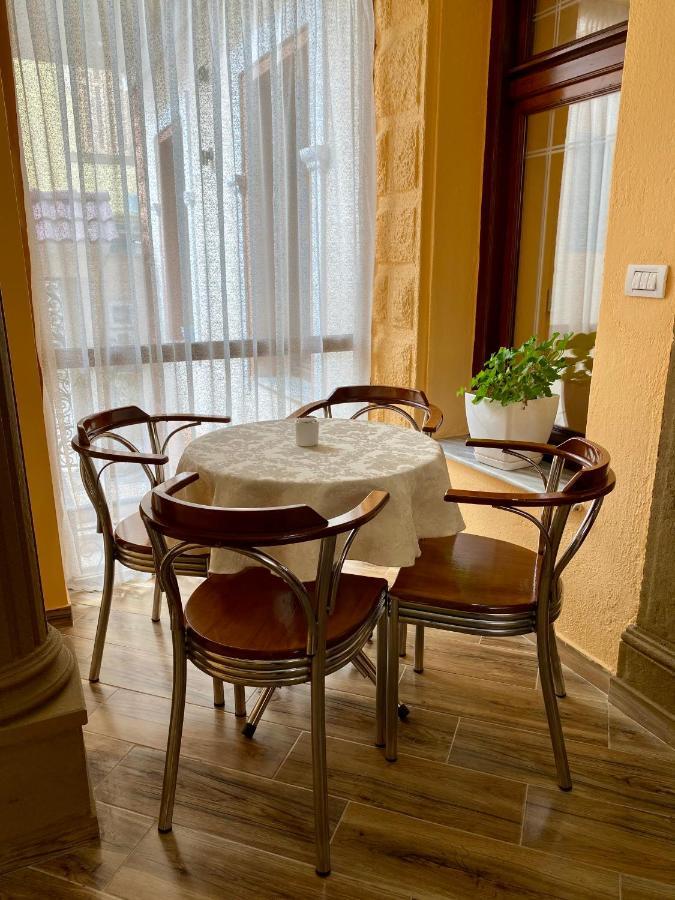 Vila A Hotel Корча Екстериор снимка