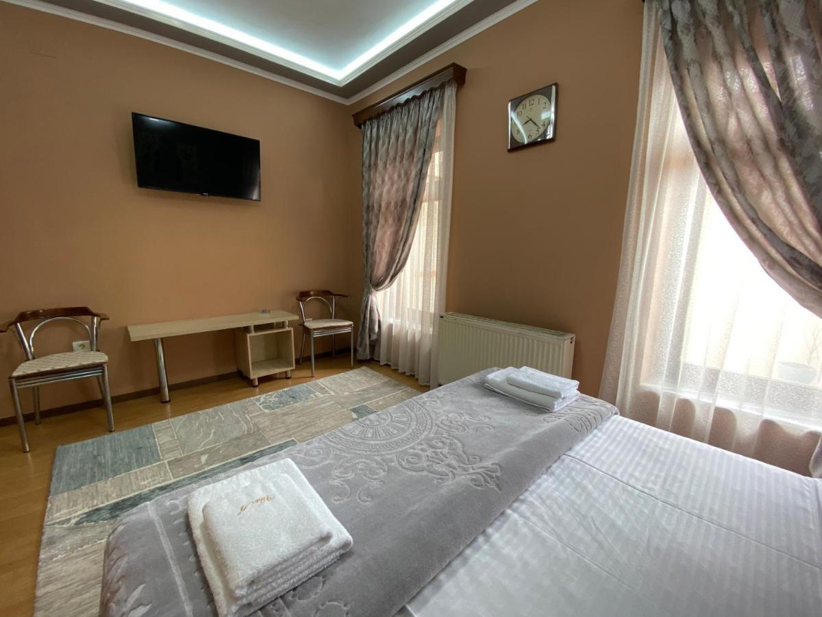Vila A Hotel Корча Екстериор снимка