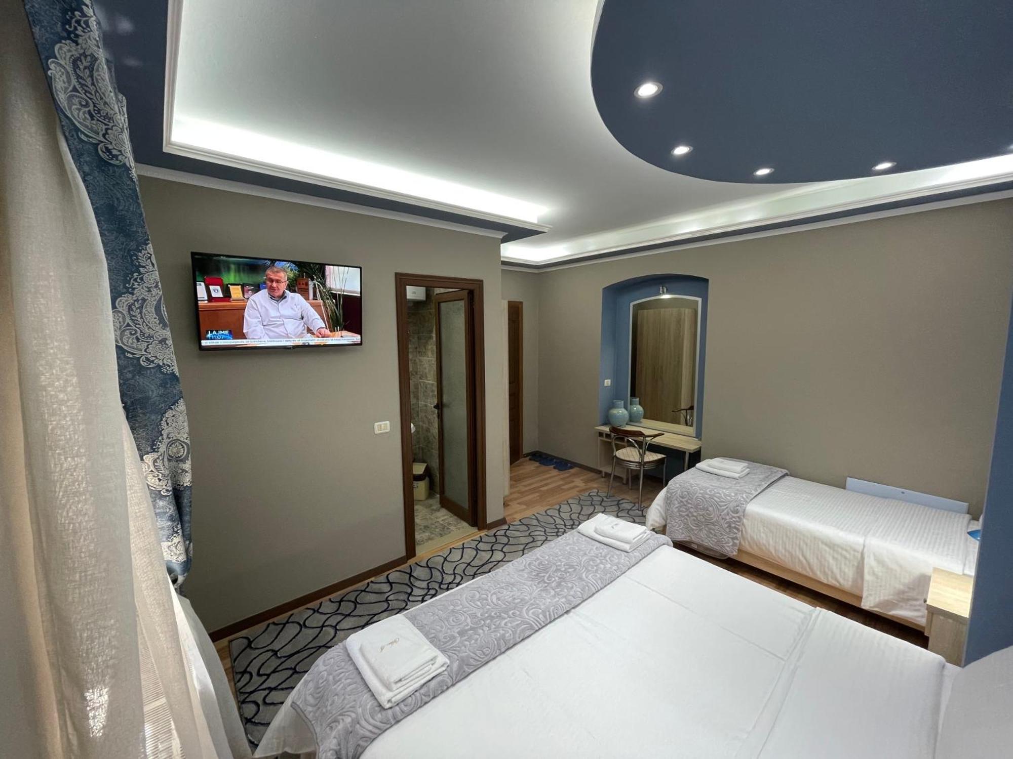 Vila A Hotel Корча Екстериор снимка